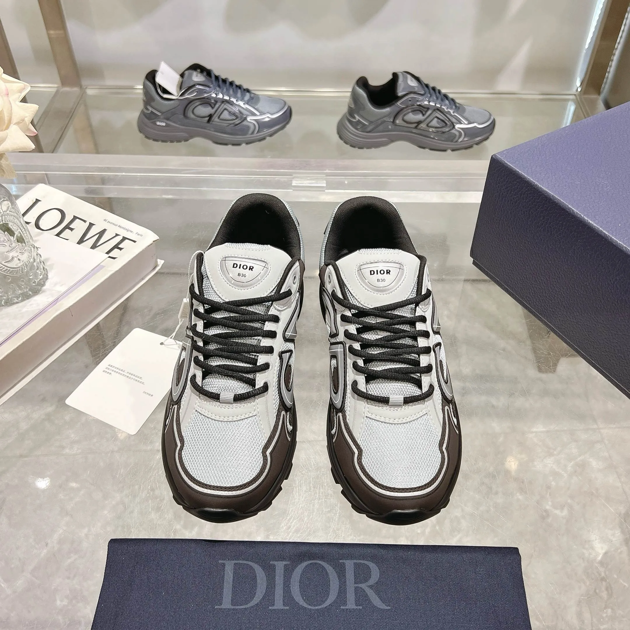 👟👟Ex-factory price 520👟👟 H612 high version B30 low-top sneakers are one of the flagship styles of this series. Crafted from mesh and technical fabrics, it's finished with a reflective 'CD30' graphic and 'DIOR B30' and 'CD30' logos on the heel and tongue. The extra-light, sculpted rubber sole adds style with signature accents, while internal stretch details create ideal comfort. Can be paired with a variety of casual looks to show a fashionable, modern and sporty style. ✅Size: 35-47 (45-46-47 customized, non-returnable and non-exchangeable) ✅Sole material: Original ultra-light IP sole ✅Packaging: Brand new counter packaging
